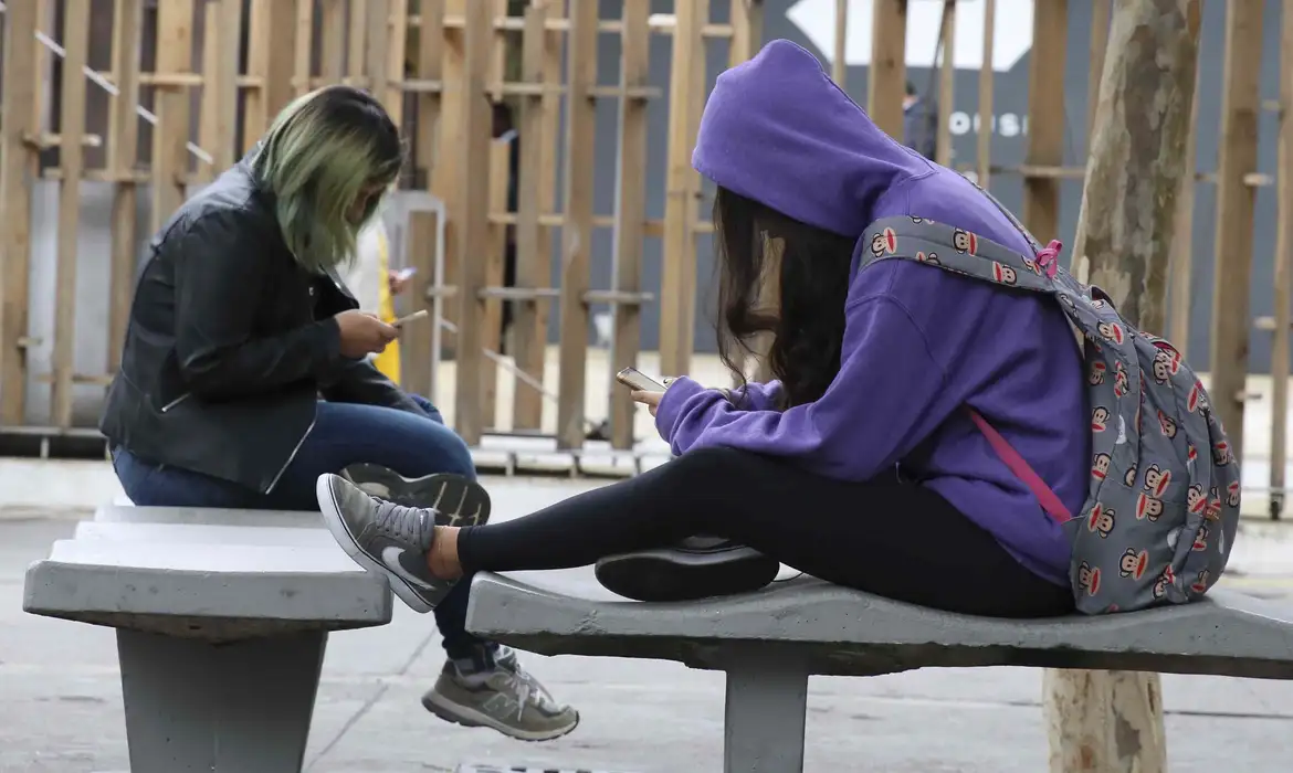 ECA Digital entra em vigor e amplia proteção online a crianças e jovens