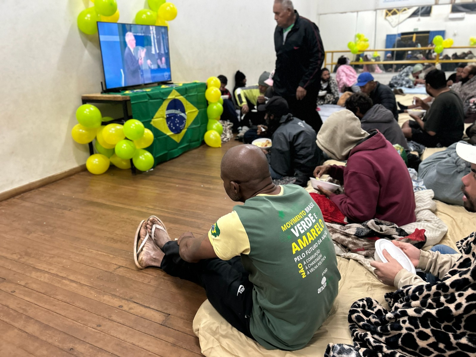 Acolhimento no Parque Ayrton Senna: Torcida pelo Brasil aquece a noite fria