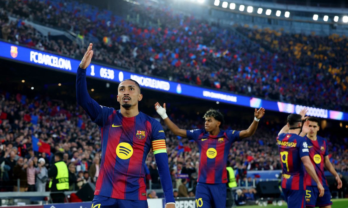 Raphinha brilha em goleada do Barcelona e avança na Champions