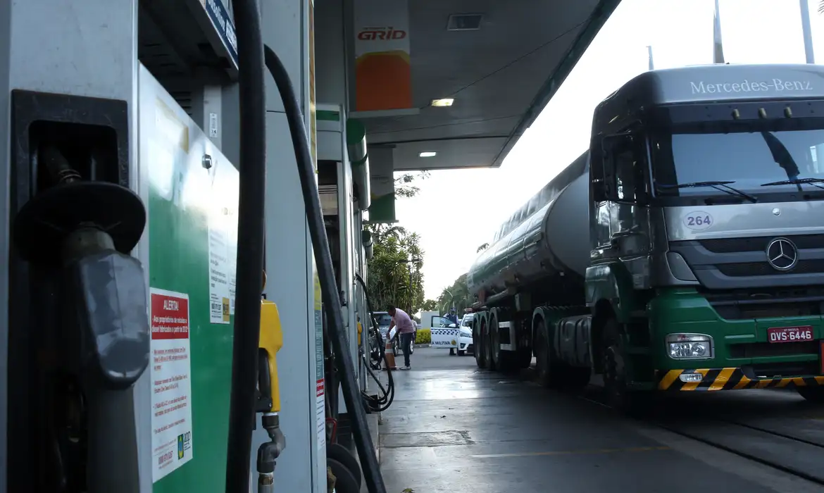 Governo anuncia subsídio de R$ 1,20 no diesel para conter alta