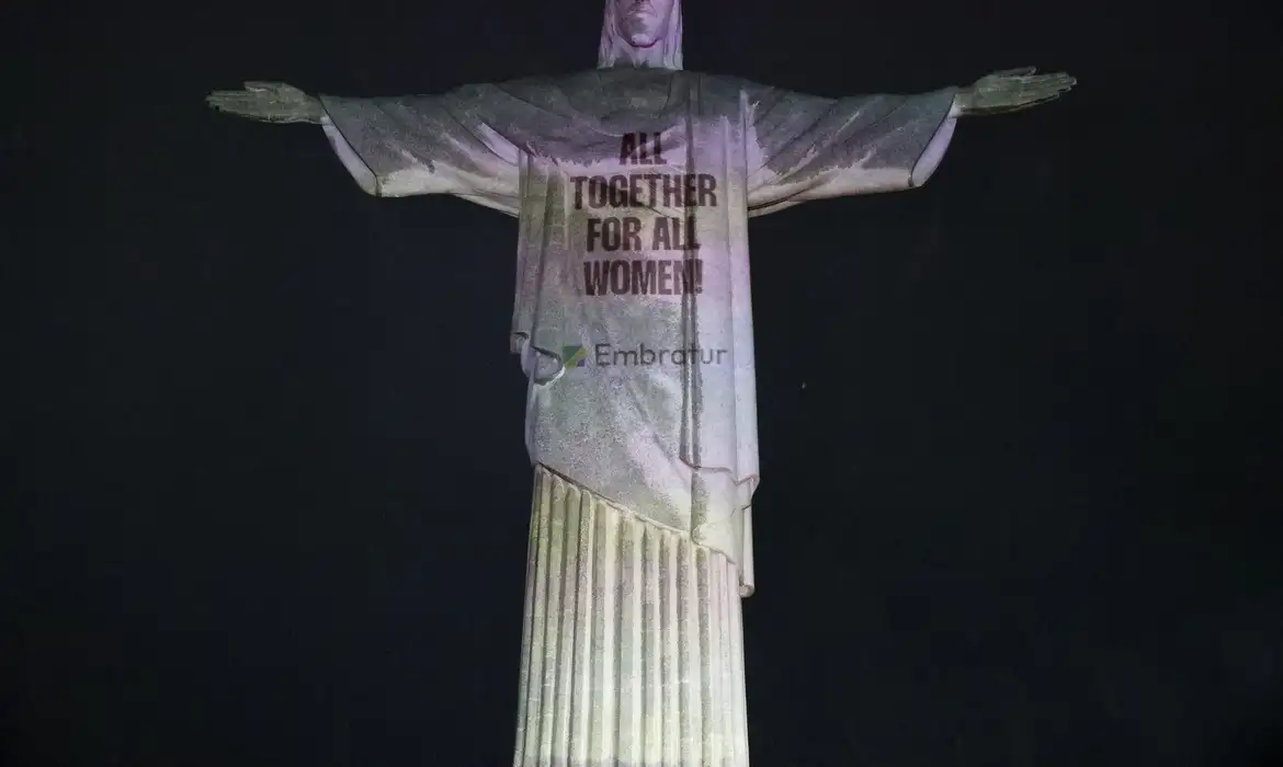 Campanha 'Feminicídio Nunca Mais' usa futebol para combater violência