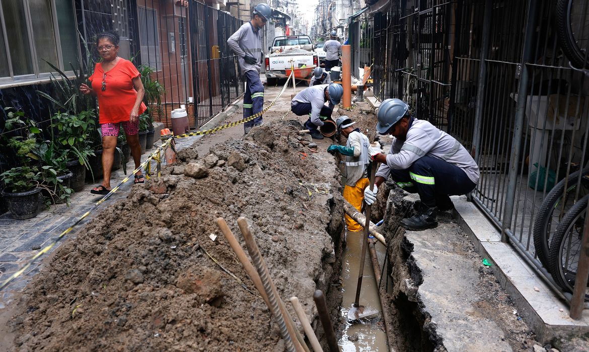 Maré inicia obras de esgoto, mas drenagem e lixo ainda causam alagamentos