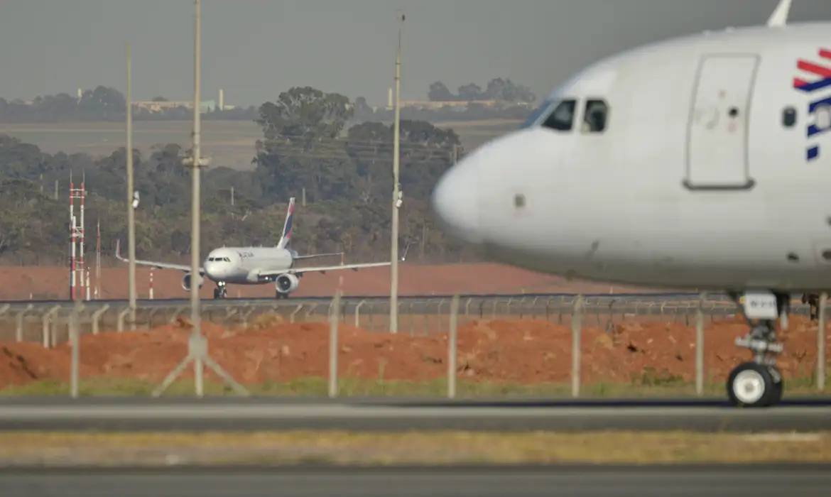Falsa ameaça de bomba adia voo da Latam de Brasília a São Paulo