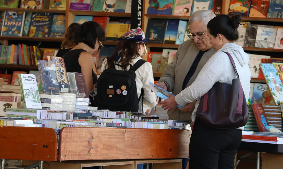 Consumo de livros cresce para 18% da população brasileira em 2025