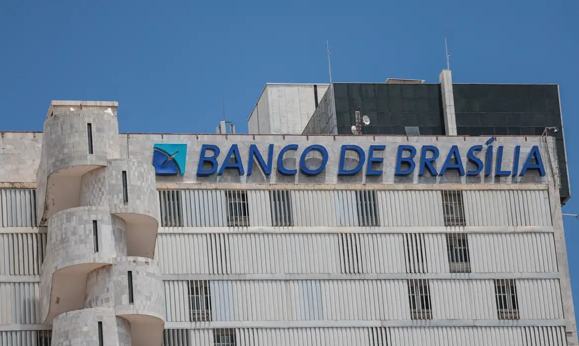 Justiça bloqueia ações do BRB ligadas a irregularidades no Banco Master