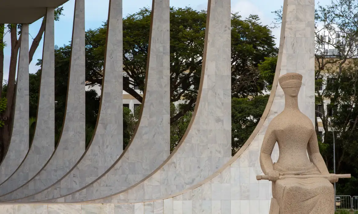 STF vota sobre suspensão de penduricalhos no serviço público