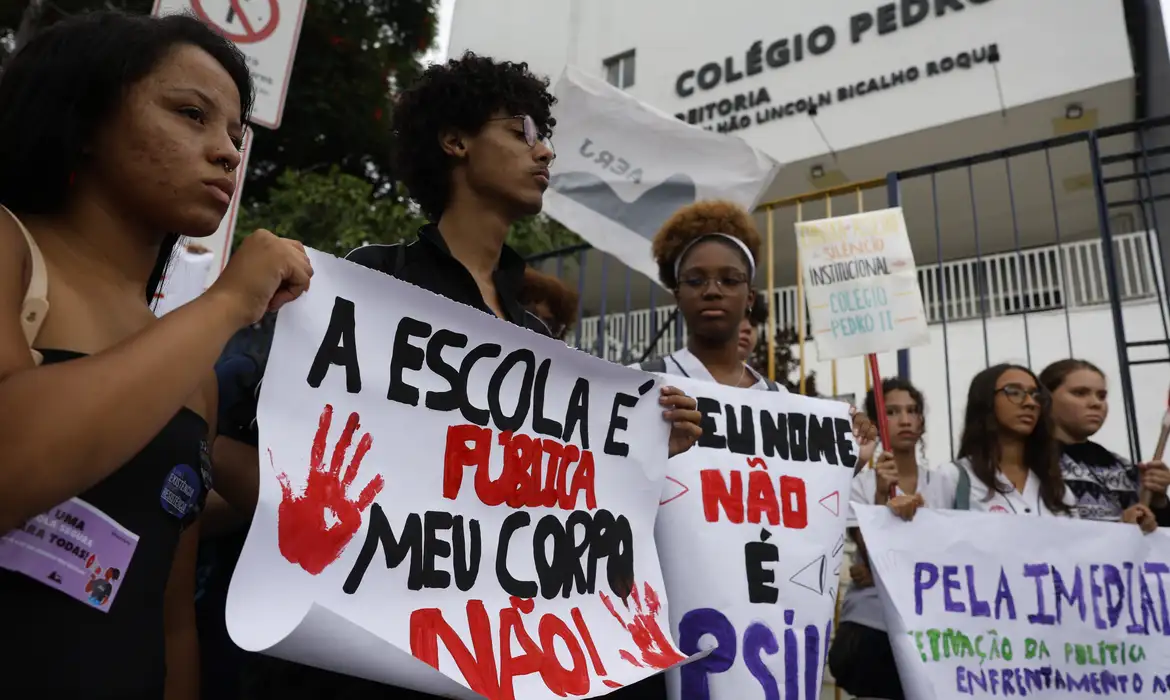 Estudantes do Pedro II exigem educação contra violência de gênero