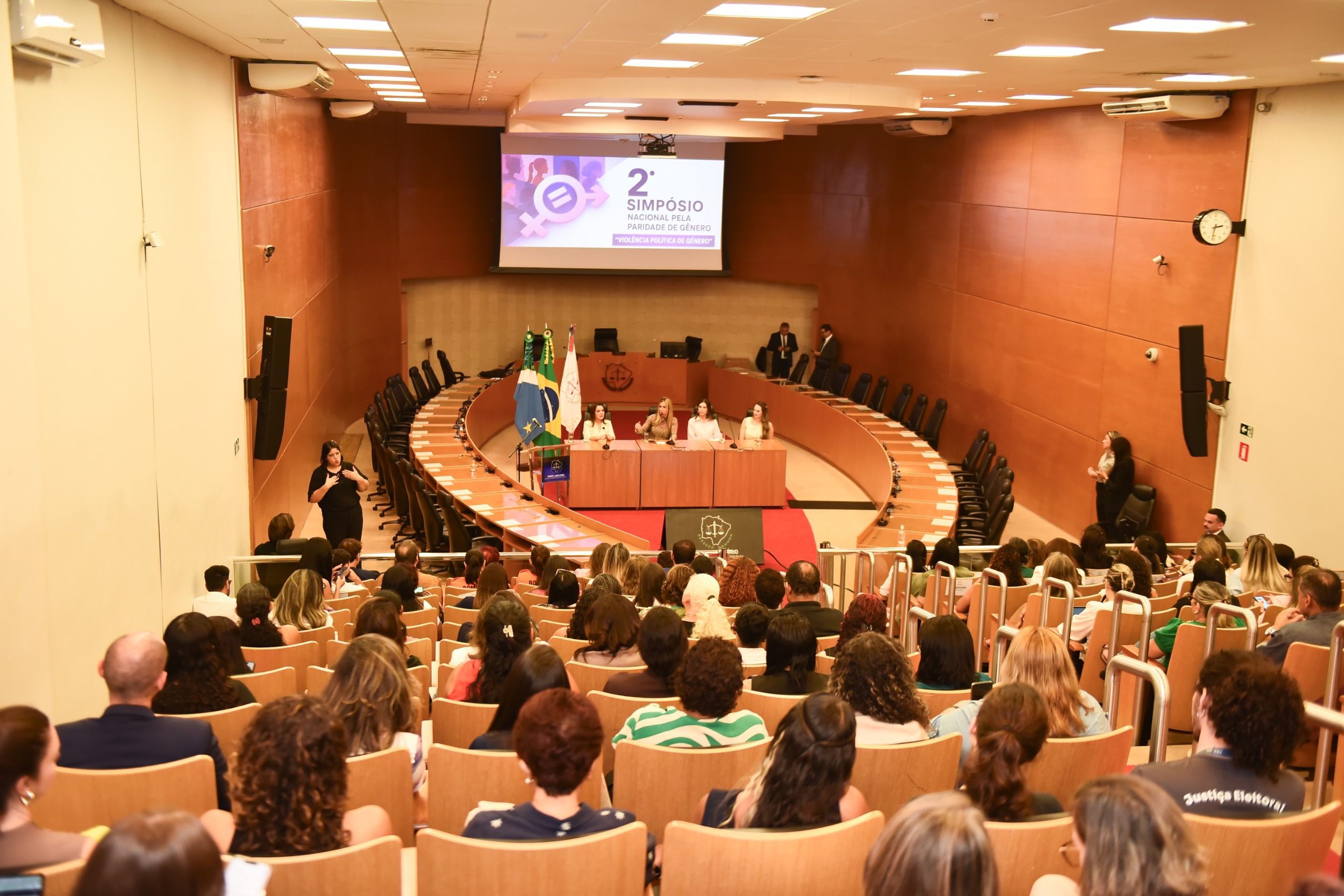 Simpósio Nacional aborda violência política contra mulheres e paridade de gênero