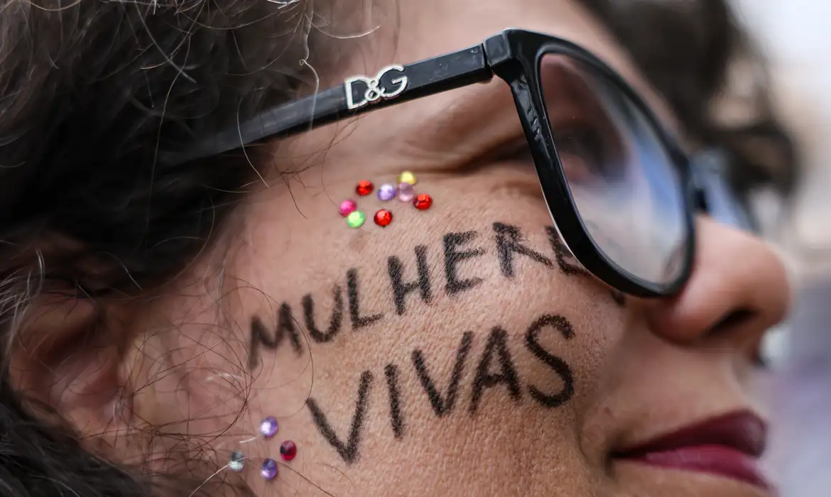 Senado cria Comenda Laço Branco para combater violência contra mulheres
