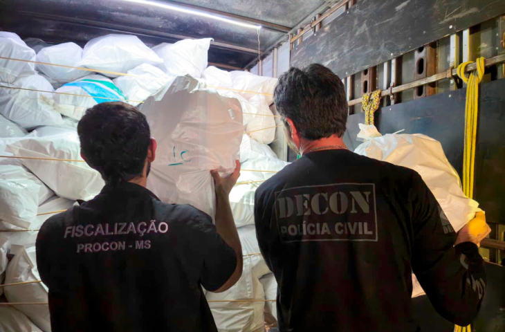 Procon/MS e Decon apreendem 4,3 mil pares de tênis falsificados em Campo Grande