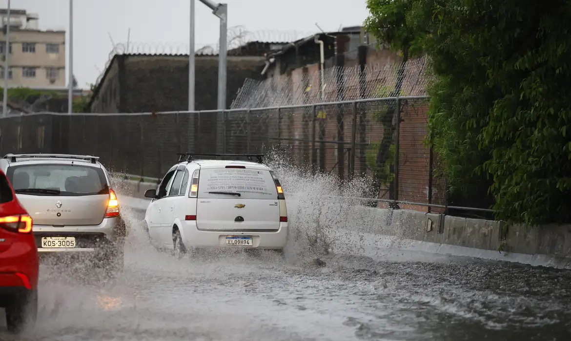 Chuvas intensas causam alertas e mobilização no Rio de Janeiro