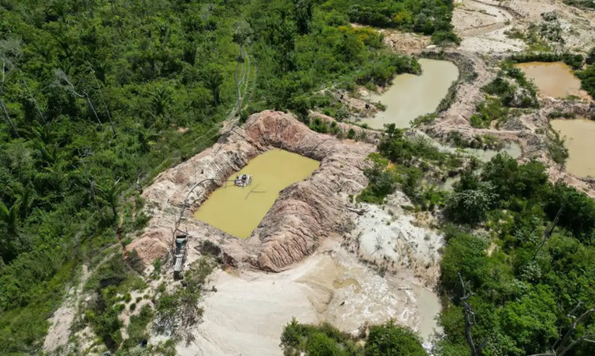 PF combate venda ilegal de diesel em garimpos na Terra Indígena Sararé