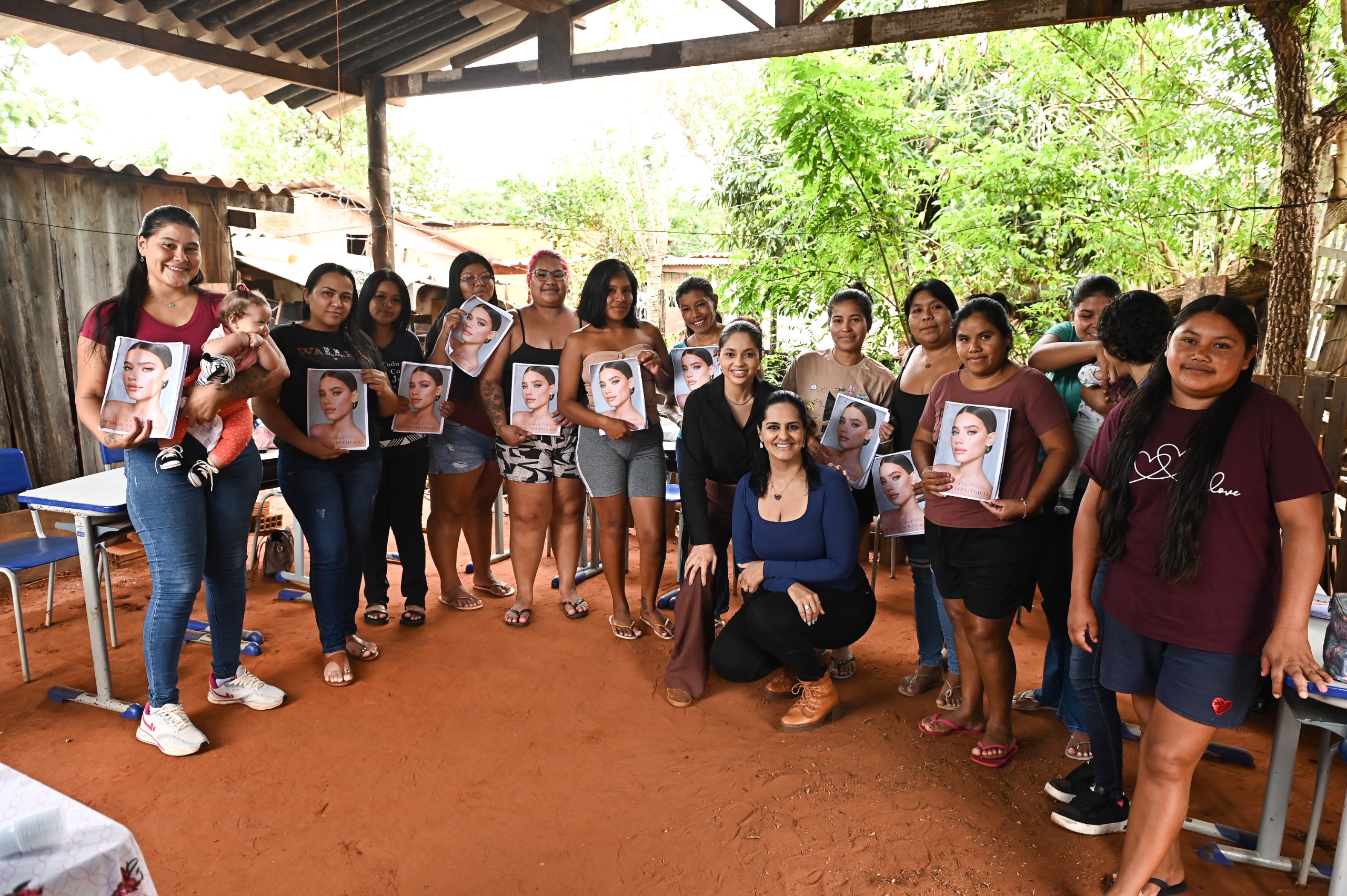 Mulheres indígenas do Jardim Noroeste concluem curso de design de sobrancelhas