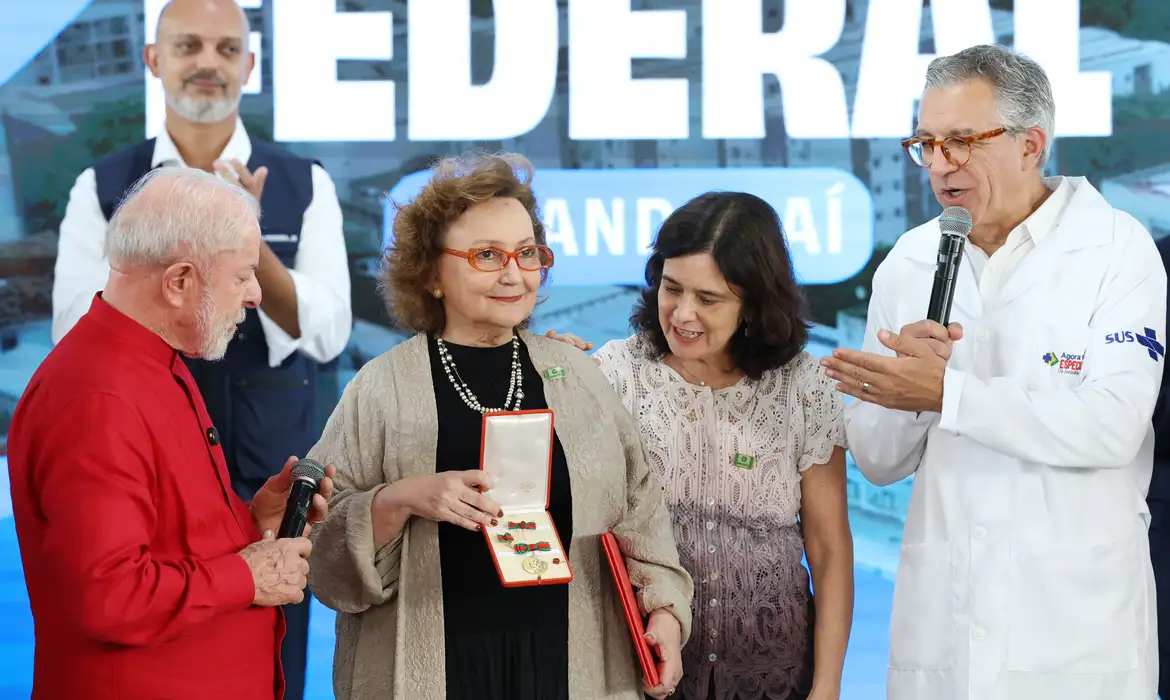 Margareth Dalcolmo recebe medalha Oswaldo Cruz por contribuição à saúde