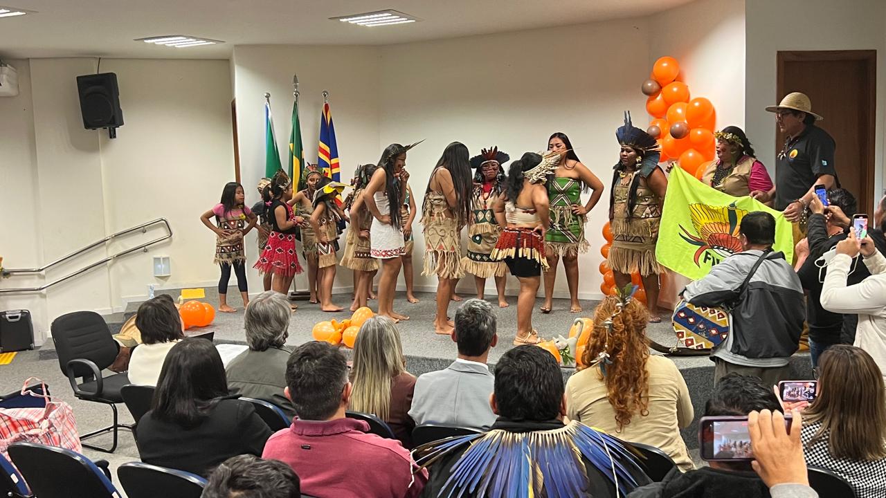 Livro em idioma Terena, marca evento de proteção à infância indígena